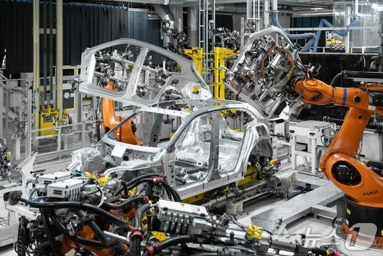 본문 이미지 - 지난달 28일(현지시각) 슬로바키아 수도 브라티슬라바 외곽의 폭스바겐그룹 공장 내 카이엔 일렉트릭 전용 플랫폼 홀에서 카이엔 일렉트릭의 차체와 차대가 로봇팔에 의해 만들어지고 있는 모습(포르쉐 제공). 2026.01.28.