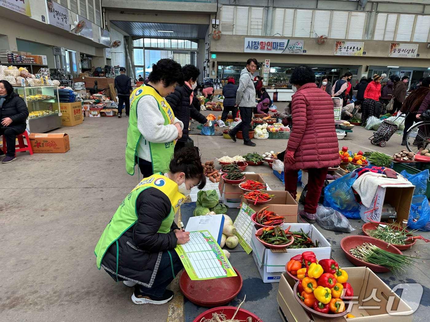 본문 이미지 - 원산지 표시 위반 단속 모습.(전남도 제공. 재판매 및 DB금지) 2026.2.3/뉴스1