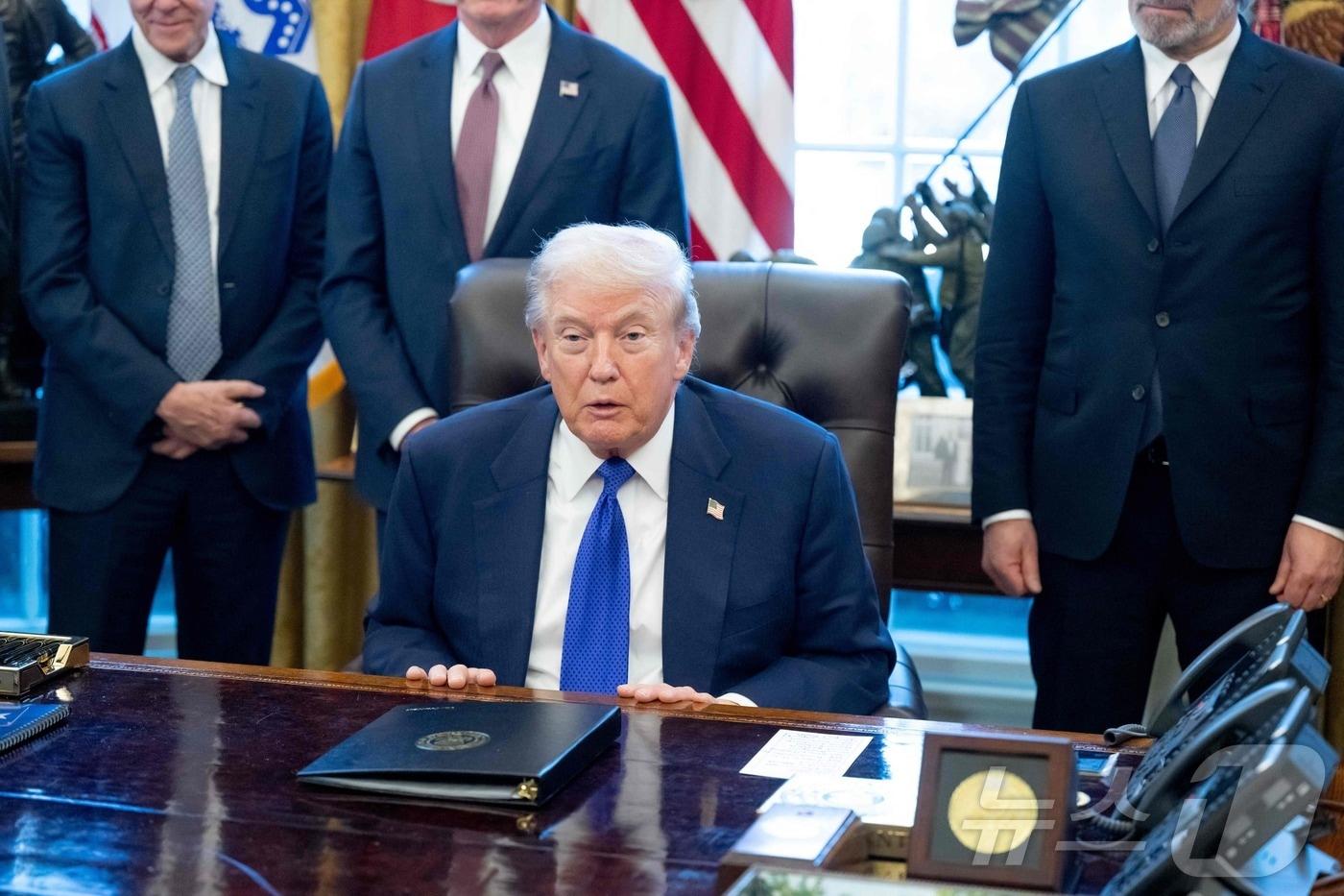 본문 이미지 - 도널드 트럼프 미국 대통령이 2일(현지시간) 백악관 오벌오피스에서 기자회견을 열고, 전략 광물 비축 계획에 대해 설명하고 있다. 이번 조치는 워싱턴이 희토류 등 자원의 대중 의존도를 낮추려는 노력의 일환이다. 2026.02.02 ⓒ AFP=뉴스1 ⓒ News1 최종일 선임기자