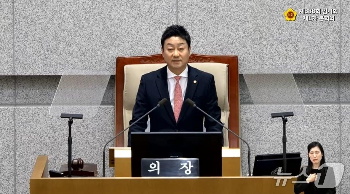 본문 이미지 - 김진경 경기도의회 의장이 3일 열린 제388회 임시회 제1차 본회의에서 개회사를 하고 있다. (경기도의회 생중계 캡처)/