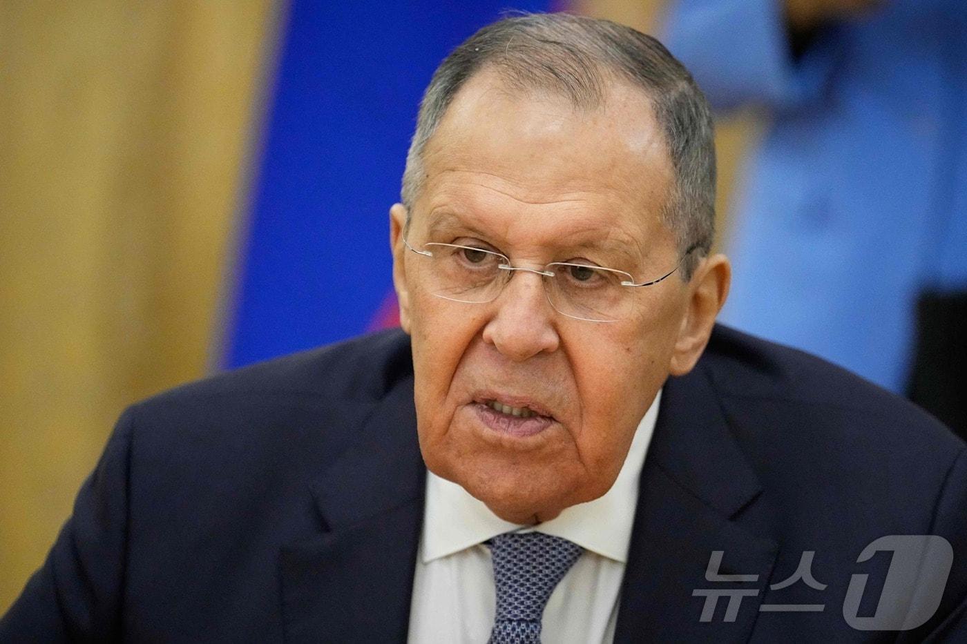 본문 이미지 - 세르게이 라브로프 러시아 외무장관이 2일(현지시간) 러시아 모스크바 외무부 본부에서 새로 임명된 집단안보조약기구(CSTO) 사무총장과 회담을 갖고 있다. 2026.02.02. ⓒ AFP=뉴스1 ⓒ News1 이정환 기자