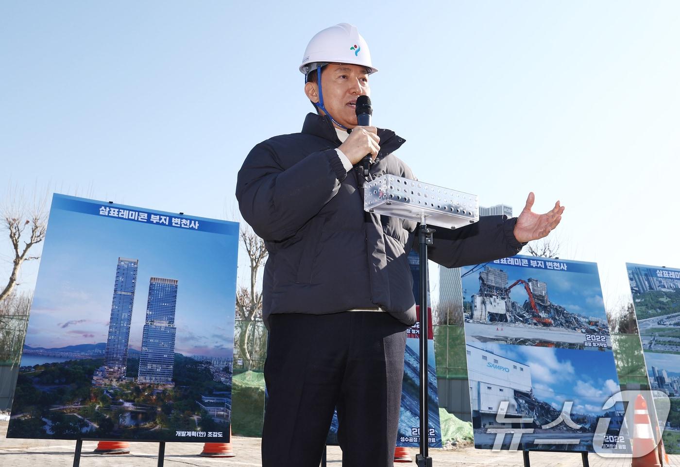 본문 이미지 - 오세훈 서울시장이 3일 오전 서울 성동구 삼표레미콘 부지 사업 현장을 찾아 추진현황을 점검한 뒤 발언하고 있다. 한편 이날 서울시는 성수동1가 683번지 '서울숲 일대 지구단위계획구역 및 삼표레미콘 특별계획구역 세부개발계획'을 오는 5일 결정 고시한다고 밝혔다. 2026.2.3/뉴스1 ⓒ News1 김민지 기자