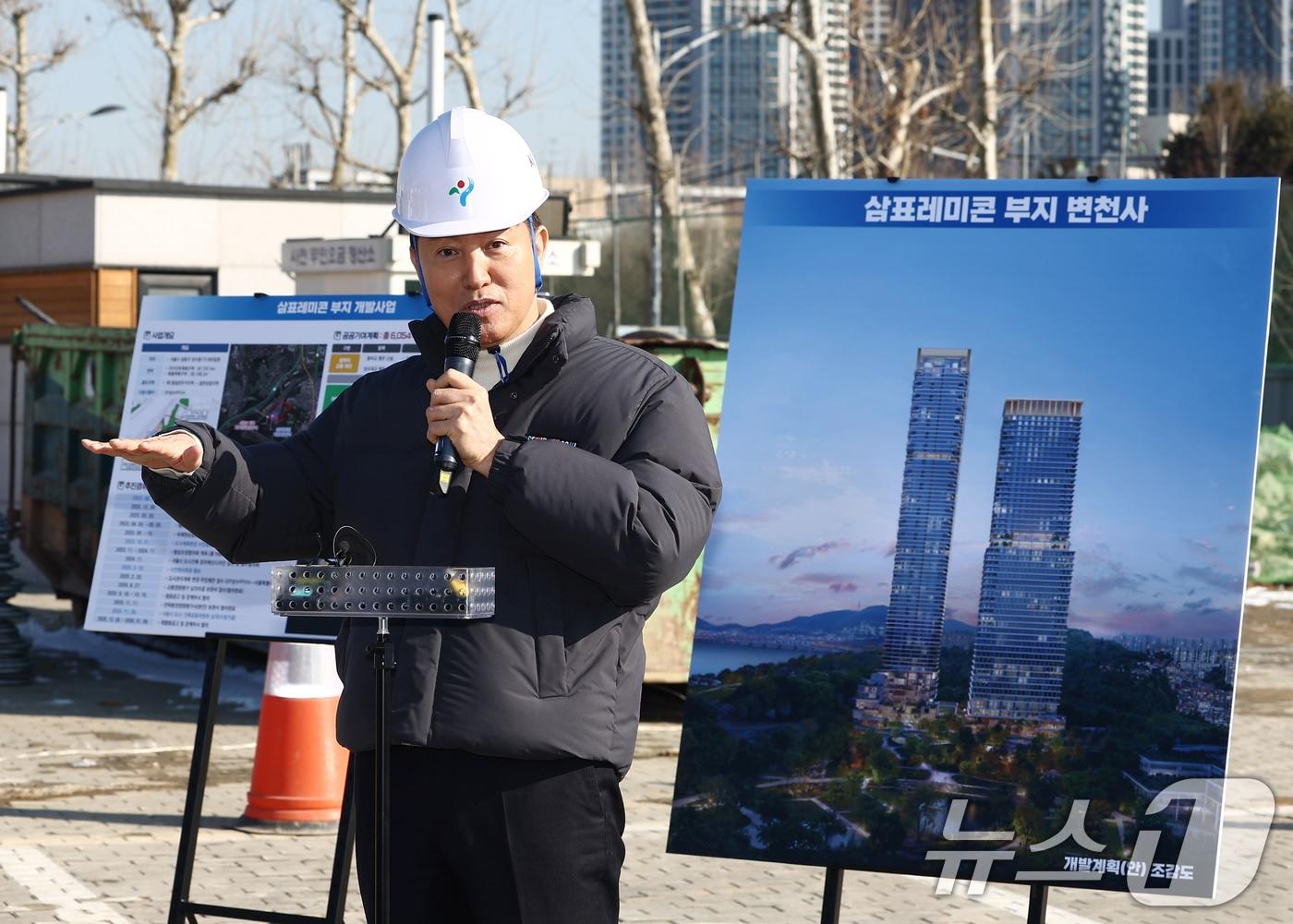 본문 이미지 - 오세훈 서울시장이 3일 오전 서울 성동구 삼표레미콘 부지 사업 현장을 찾아 추진현황을 점검한 뒤 발언하고 있다. 한편 이날 서울시는 성수동1가 683번지 '서울숲 일대 지구단위계획구역 및 삼표레미콘 특별계획구역 세부개발계획'을 오는 5일 결정 고시한다고 밝혔다. 2026.2.3/뉴스1 ⓒ News1 김민지 기자