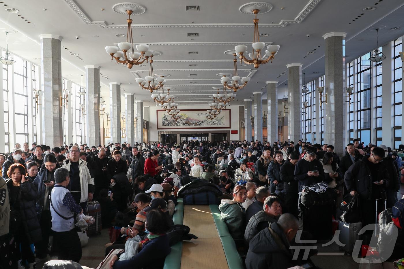 본문 이미지 - 중국 춘제 특별 수송 기간인 춘윈 첫날인 2일 베이징역에 기차에 탑승하기 위해 승객들이 기다리고 있다. 2026.2.3 ⓒ 신화=뉴스1 ⓒ News1 정은지 특파원