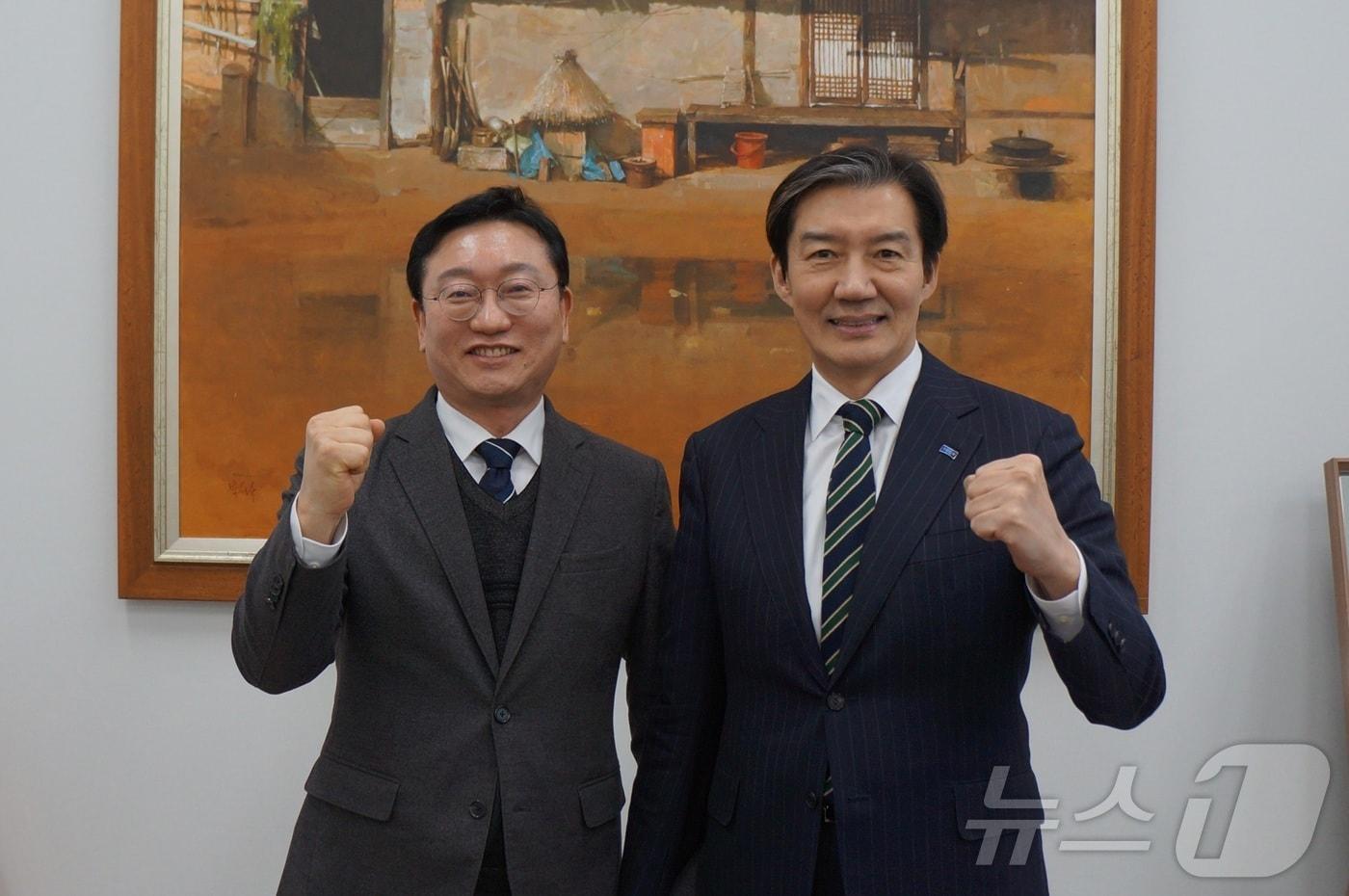 본문 이미지 - 명창환 전 전남도 행정부지사가 지난 2일 조국혁신당에 입당한 후 조국 대표와 기념사진을 촬영하고 있다. (본인 제공. 재판매 및 DB금지) ⓒ News1 김성준 기자