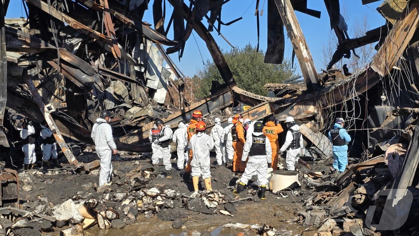 본문 이미지 - 3일 충북 음성군 맹동면 생활용품 제조공장에서 합동 감식이 진행되고 있다. 이 공장은 지난달 30일 오후 2시 55분쯤 대형 화재가 발생해 직원 1명이 사망하고 1명은 실종된 상태다.2026.2.3.(충북소방본부 제공. 재판매 및 DB금지)/뉴스1