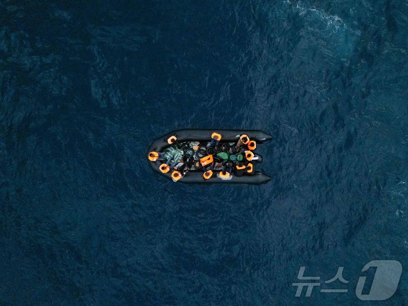 본문 이미지 - 리비아 국제 해역에서 구조선을 기다리는 이주민. 2026.1.16 ⓒ AFP=뉴스1 (자료사진)