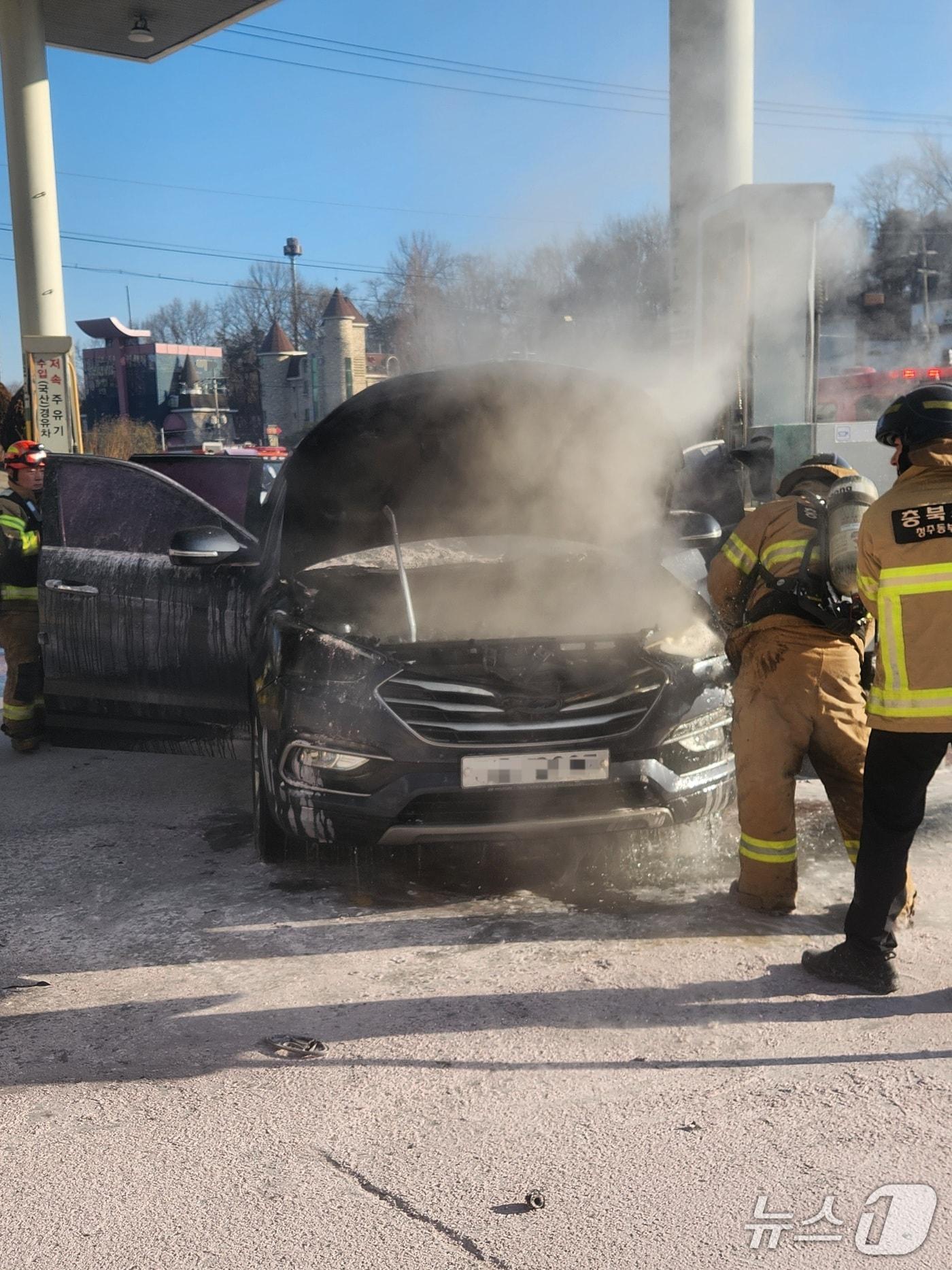 본문 이미지 - 청주 한 주유소에서 발생한 차량 화재 현장.(청주동부소방서 제공. 재판매 및 DB금지)/뉴스1