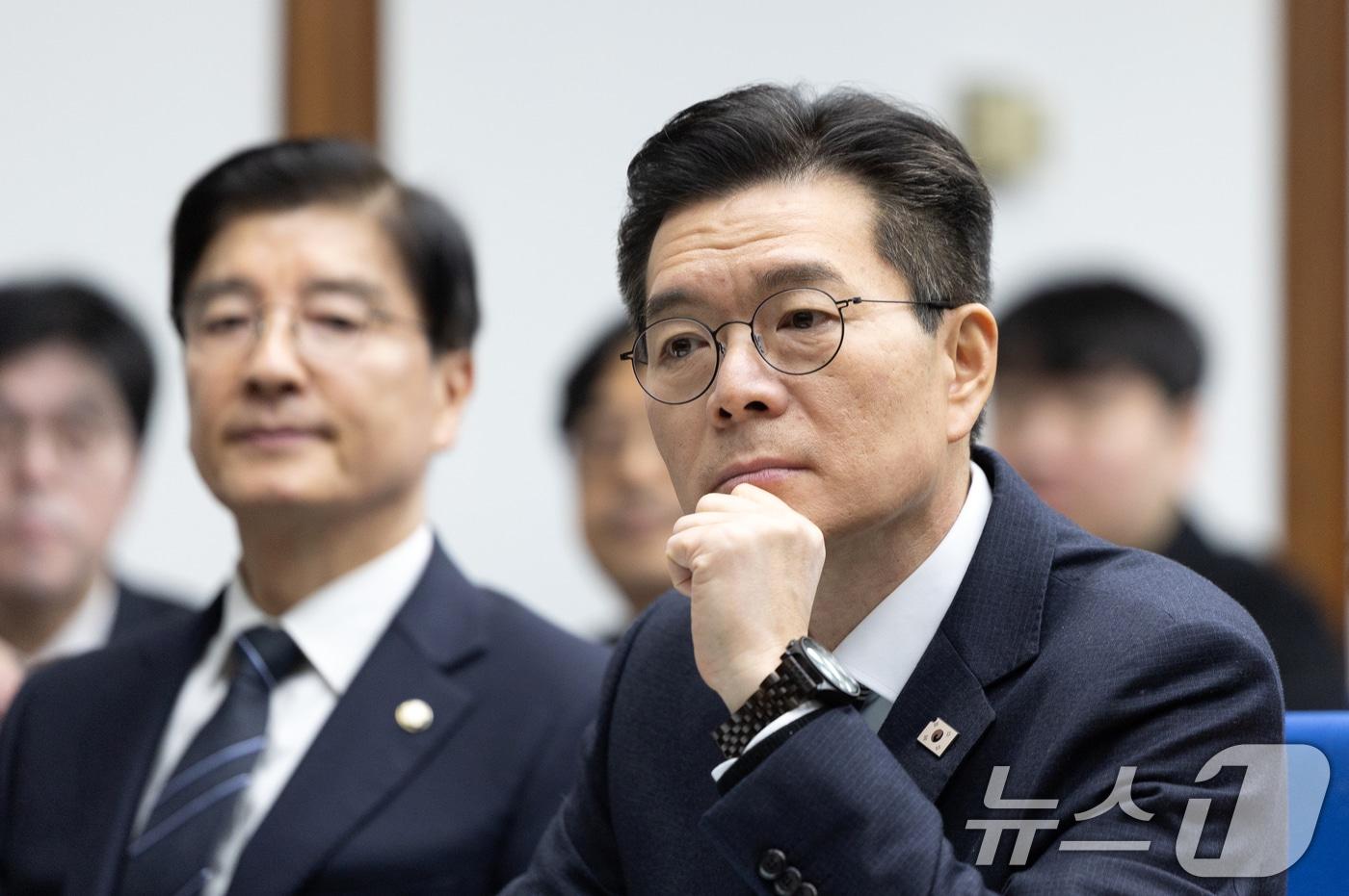 본문 이미지 - 정원오 성동구청장이 3일 서울 여의도 국회 도서관에서 열린 서울시 시내버스 준공영제 정책 토론회에 참석해 있다. 2026.2.3 / ⓒ 뉴스1 이승배 기자