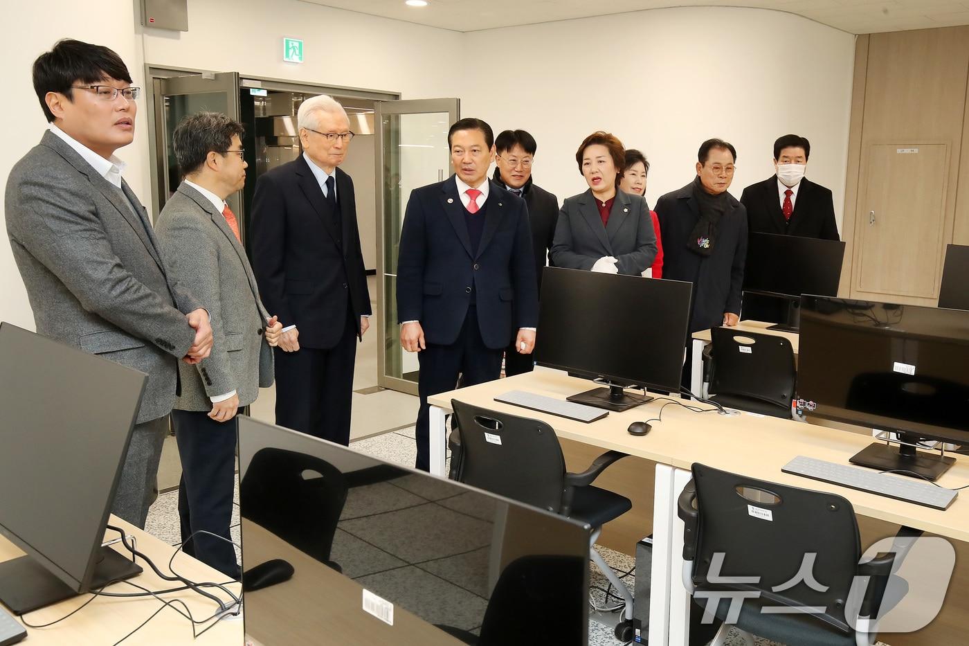 본문 이미지 - 3일 계명대 대명캠퍼스에서 열린 '대구 남구 창업 플랫폼' 개관식에서 신일희 계명대 총장과 조재구 남구청장을 비롯한 내빈들이 창업 교육시설을 살펴보고 있다. 2026.2.3/뉴스1 ⓒ News1 공정식 기자
