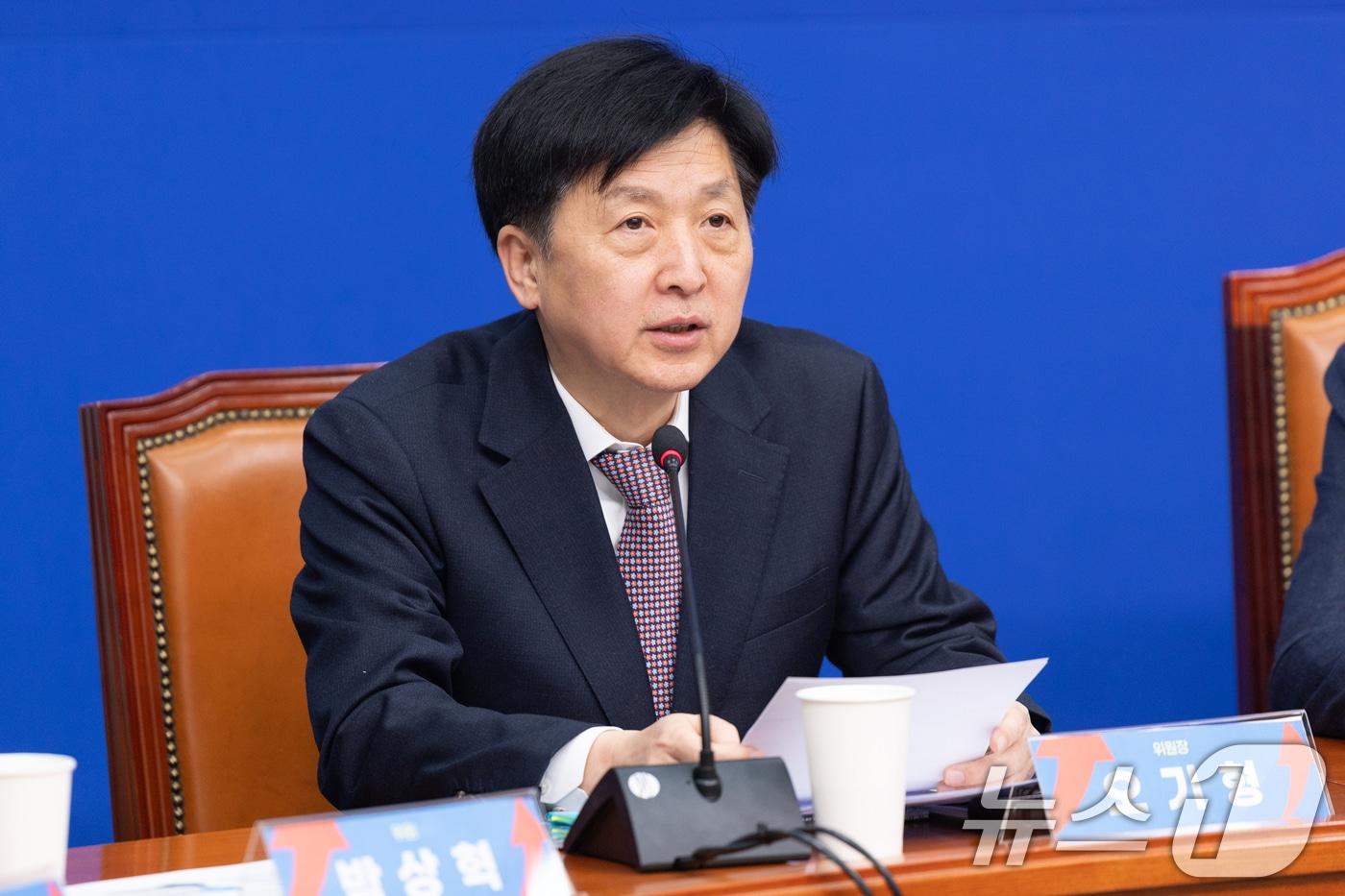 본문 이미지 - 지난 3일 서울 여의도 국회에서 열린 더불어민주당 코리아 프리미엄 K-자본시장 특별위원회 전체회의에서 오기형 위원장이 모두발언하고 있다. 2026.2.3 ⓒ 뉴스1 이승배 기자