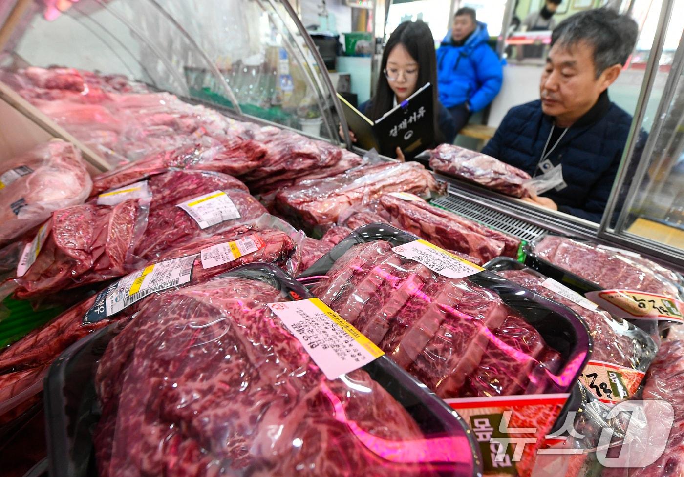 본문 이미지 - 민족 대명절 설을 2주 앞둔 3일 경기 수원시 팔달구 못골시장에서 국립농산물품질관리원 경기지원 수원사무소 관계자들이 설을 앞두고 원산지 표시 점검을 하고 있다. (공동취재) 2026.2.3/뉴스1 ⓒ News1 김영운 기자