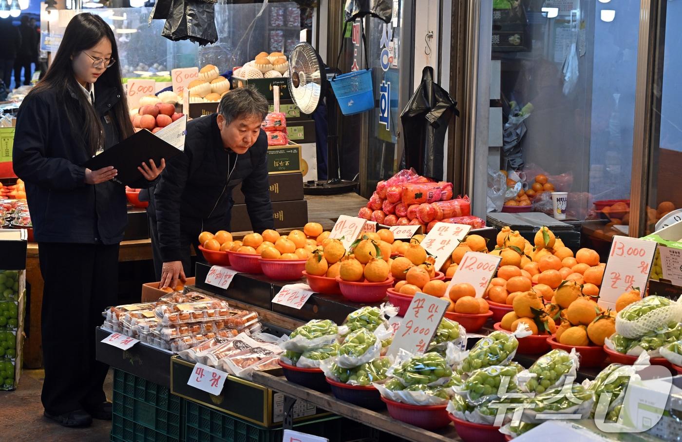 본문 이미지 - 국립농산물품질관리원 경기지원 수원사무소 관계자들이 설을 앞두고 원산지 표시 점검을 하고 있다. (공동취재). (사진은 기사 내용과 무관함) / 뉴스1 ⓒ News1 2026.2.3 ⓒ 뉴스1 김영운 기자