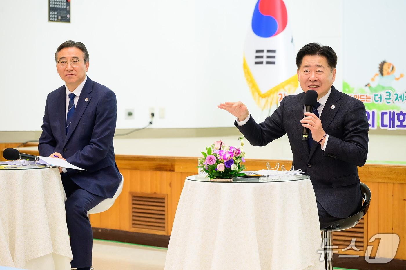 본문 이미지 -  오영훈 제주지사(오른쪽)가 3일 서귀포시청에서 열린 서귀포시민과의 대화에서 발언하고 있다. 사진 왼쪽은 오순문 서귀포시장.(서귀포시 제공. 재판매 및 DB 금지)/뉴스1 