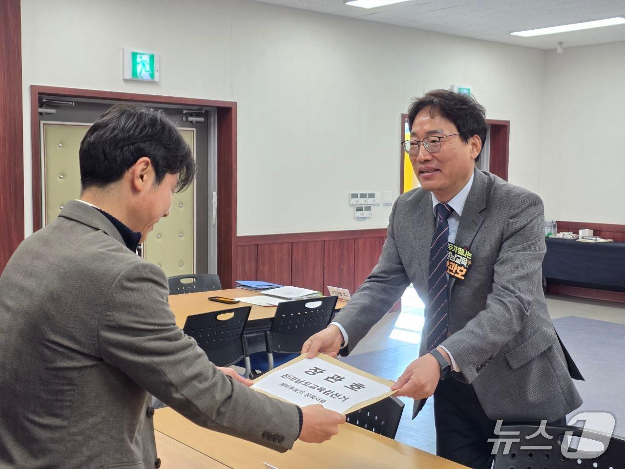본문 이미지 - 장관호 전 전교조 전남지부장이 전남도선거관리위원회에 예비후보자 등록을 하고 있다. (장관호 예비후보 제공, 재판매 및 DB금지)/뉴스1