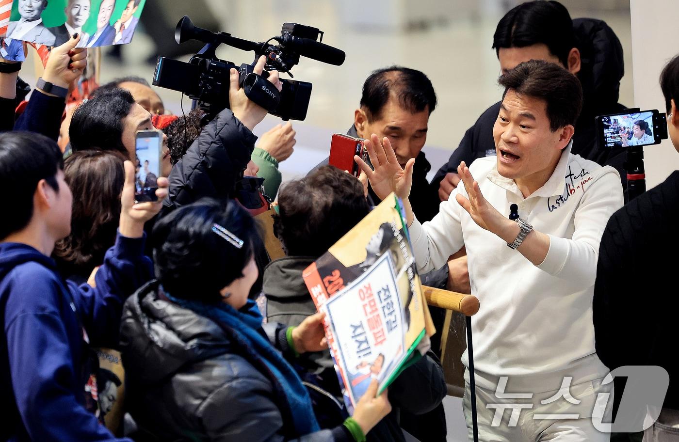본문 이미지 - 전한길 전 한국사 강사가 3일 인천국제공항 제2여객터미널로 귀국해 지지자들을 향해 손을 흔들고 있다. 2026.2.3/뉴스1 ⓒ News1 이호윤 기자