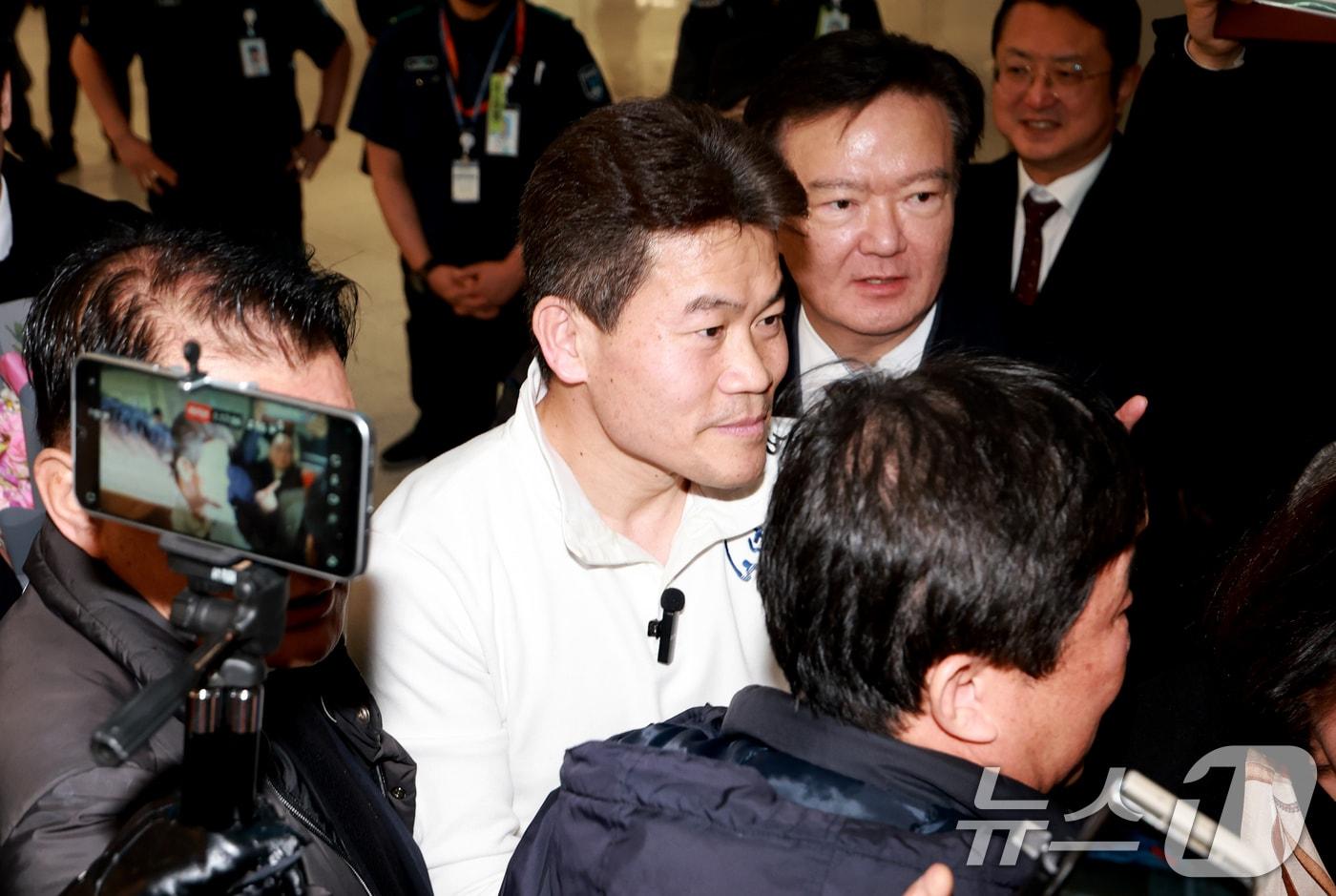 본문 이미지 - 전한길 전 한국사 강사가 3일 인천국제공항 제2여객터미널을 통해 귀국하고 있다./뉴스1 ⓒ 뉴스1 이호윤 기자