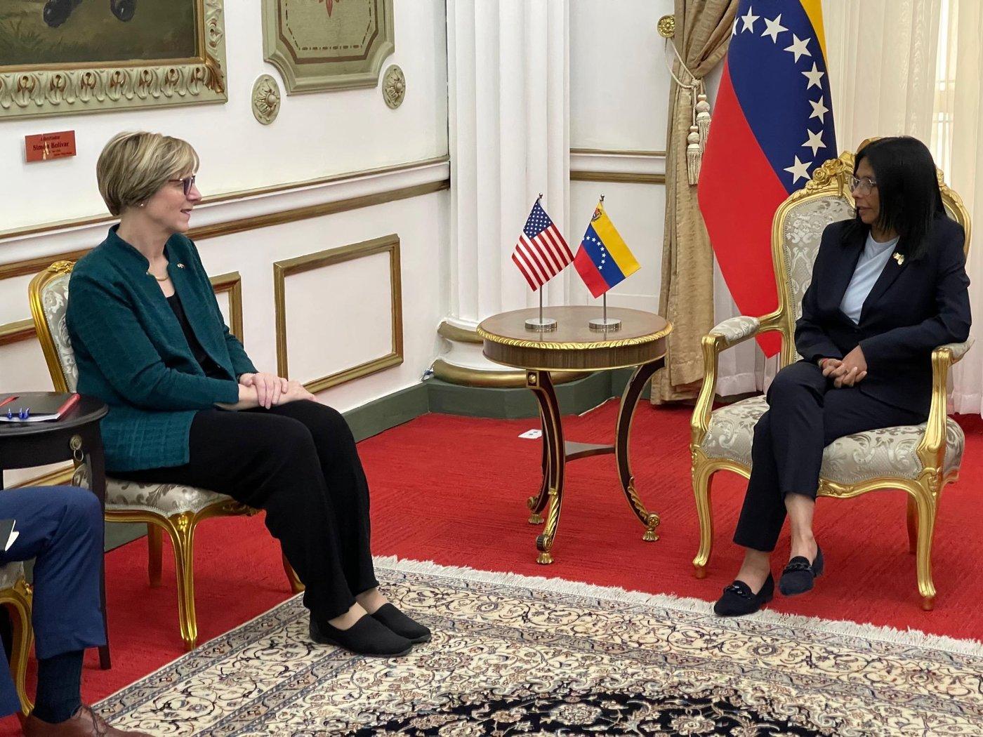 본문 이미지 - 로라 도구 베네수엘라 담당 미국 특사(왼쪽)가 델시 로드리게스 베네수엘라 임시 대통령과 2일(현지시간) 회담했다. (출처=로라 도구 미국 대사대리 소셜미디어 엑스(X) 계정)