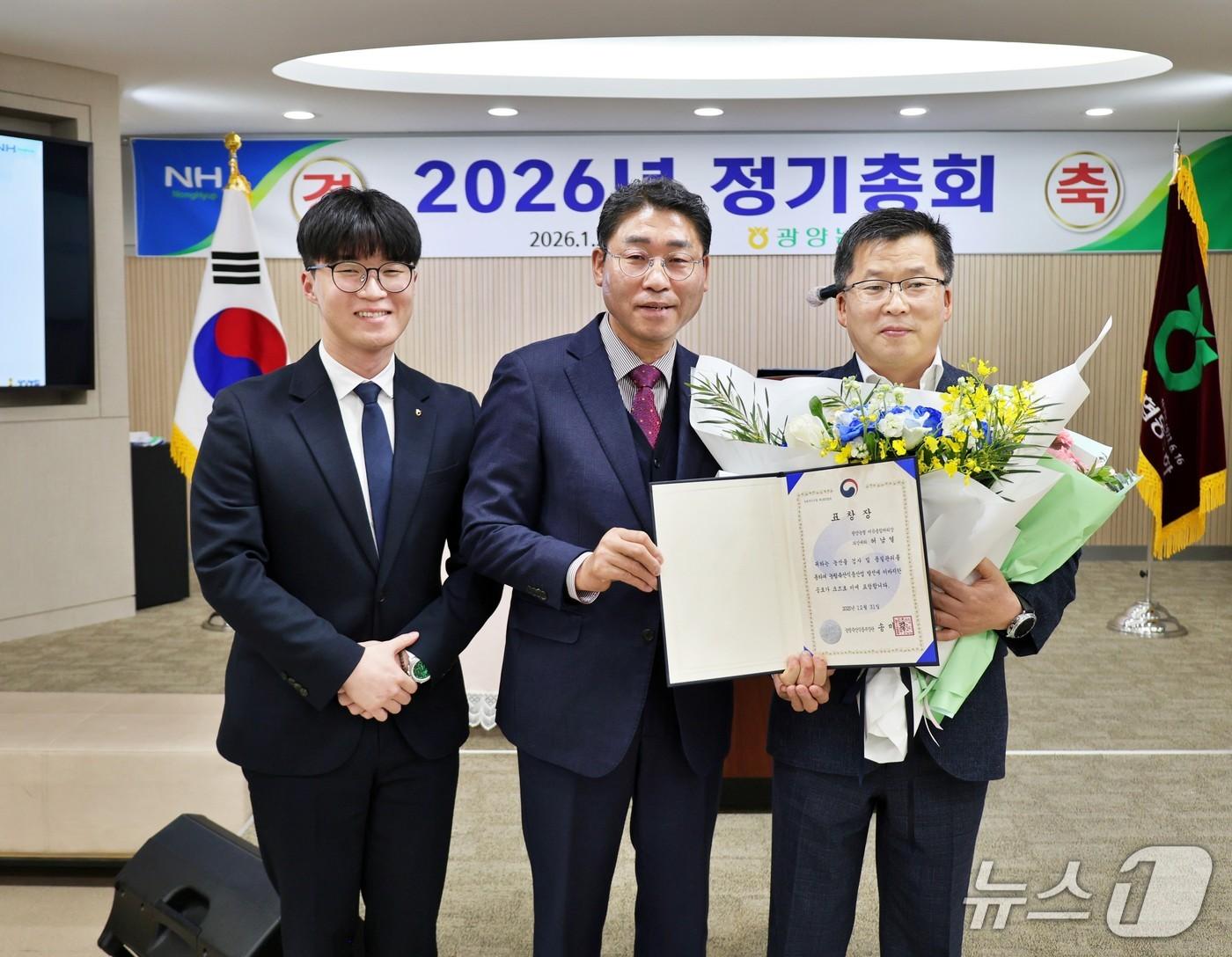 본문 이미지 - 허순구 광양농협 조합장(가운데)이 허남열 과장(오른쪽)에게  농림축산식품부 장관상을 전달하고 있다(광양농협 제공)