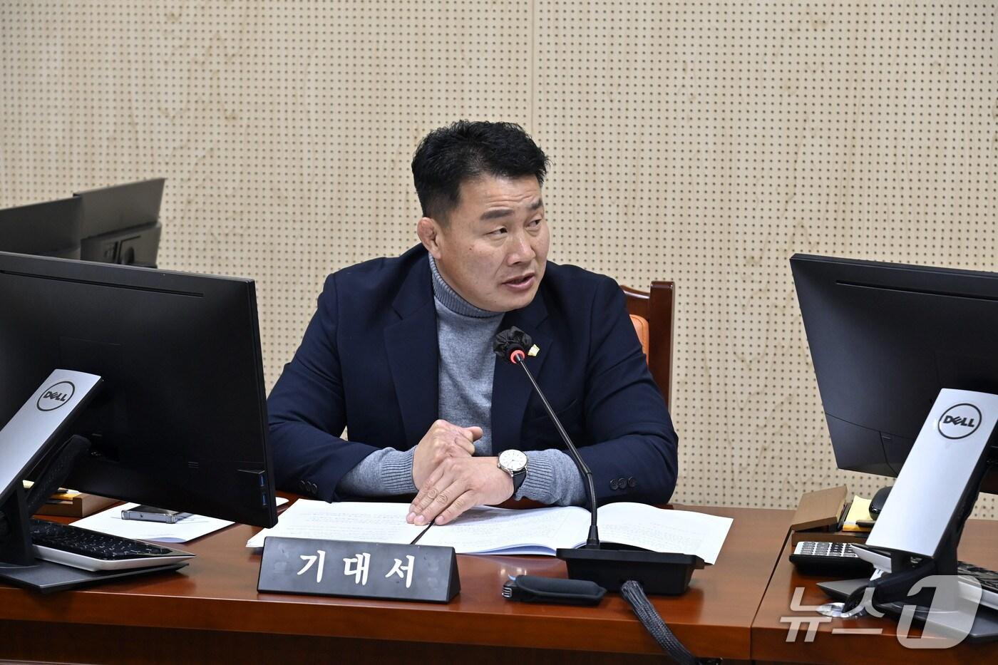 본문 이미지 - 기대서 광주 북구의원의 모습. 뉴스1 DB