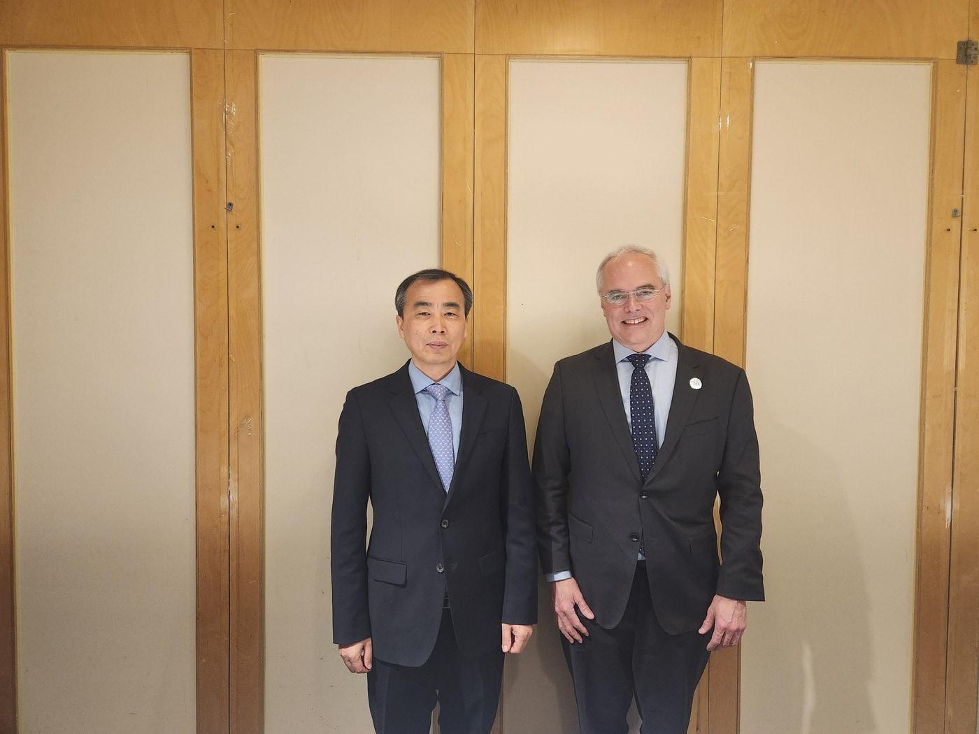 본문 이미지 - 김진남 본부장이 해쳇 대표를 만난 모습.(총리실 제공)