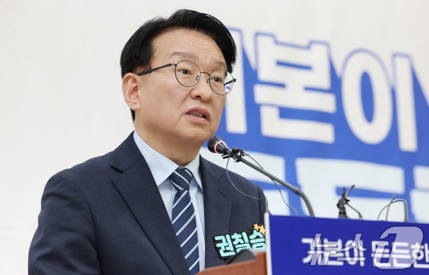 본문 이미지 - 경기도지사 출마를 선언한 권칠승 국회의원(민주·화성병)이 12일 경기도의회 더불어민주당 의원총회를 찾아 의원들을 격려했다. 사진은 권 의원이 지난 3일 경기도의회 브리핑룸에서 기자회견을 하고 있는 모습. 2026.2.3 ⓒ 뉴스1 김영운 기자