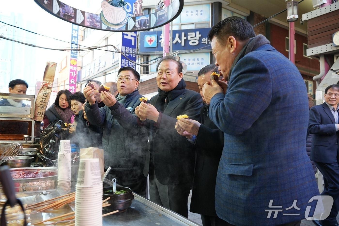 본문 이미지 - 부산상공회의소 회장단이 설 명절을 앞두고 초량전통시장을 찾아 군고구마를 먹고 있는 모습 (부산상의 제공. 재판매 및 DB금지)