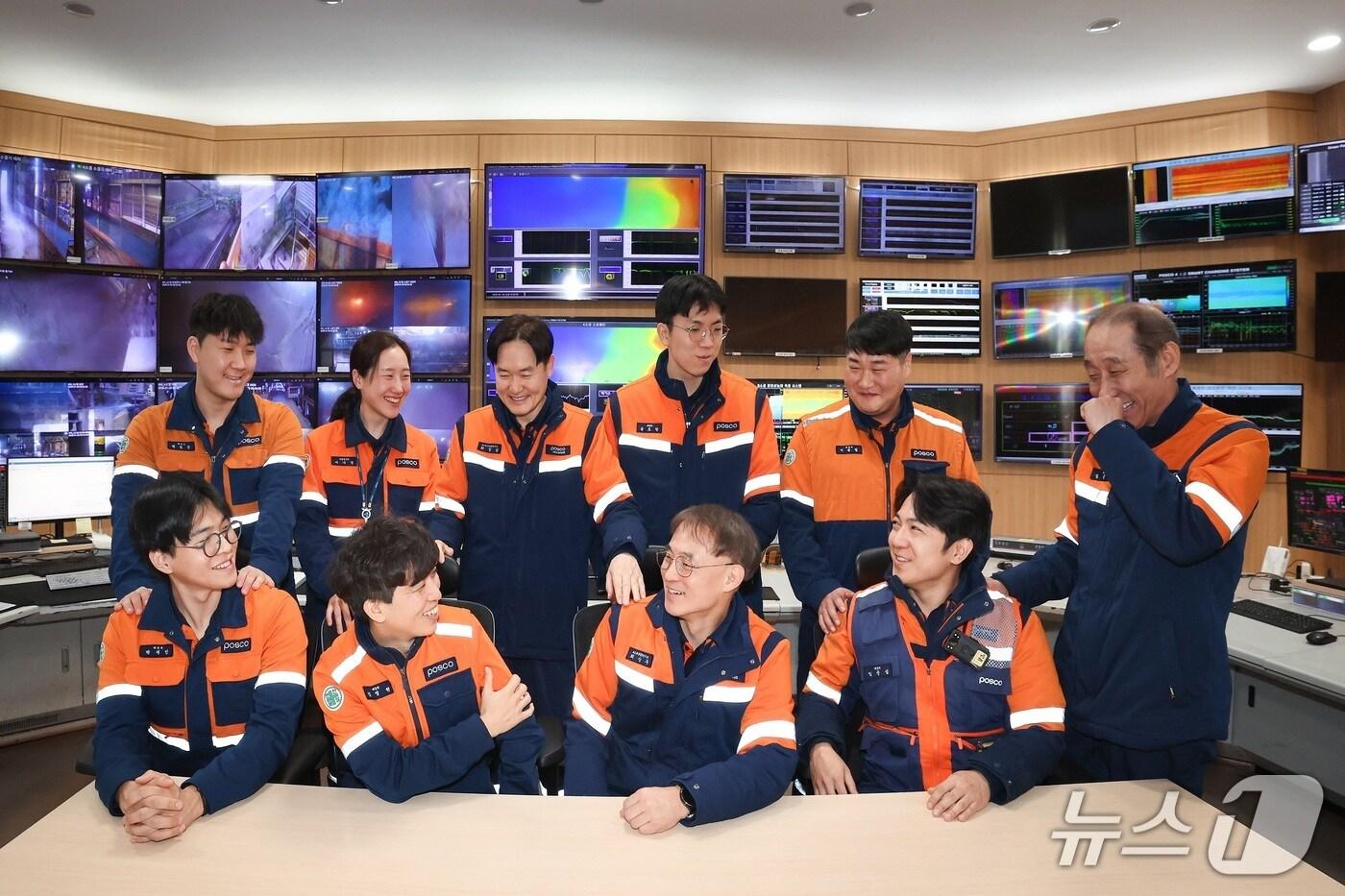 본문 이미지 - 3일 인공지능(AI) 기반 소결 공정 스마트 제어 시스템을 개발한 포스코 포항제철소 제선부 및 기술연구원 공정DX연구소 직원들.(포스코 포항제철소제공, 재판매 및 DB금지) 2026.2.3/뉴스1