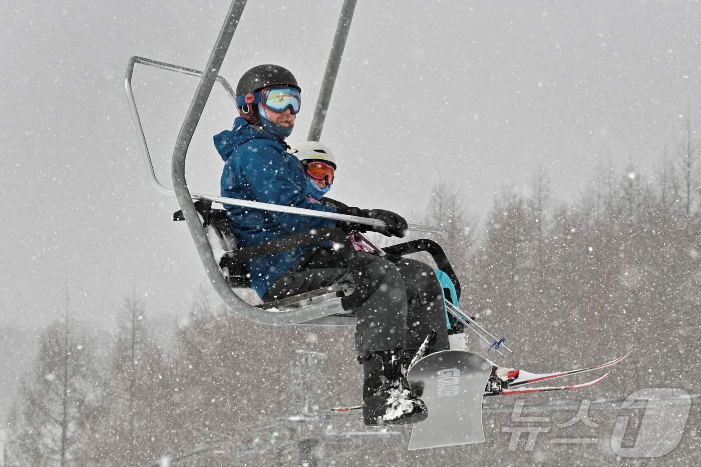 본문 이미지 - 2023년 2월 15일 일본 후쿠시마현 반다이마치의 알츠 반다이 스노파크&리조트에서 관광객들이 리프트를 타고 있다. (사진은 기사 내용과 무관함) 2023.02.15. ⓒ AFP=뉴스1 ⓒ News1 윤다정 기자