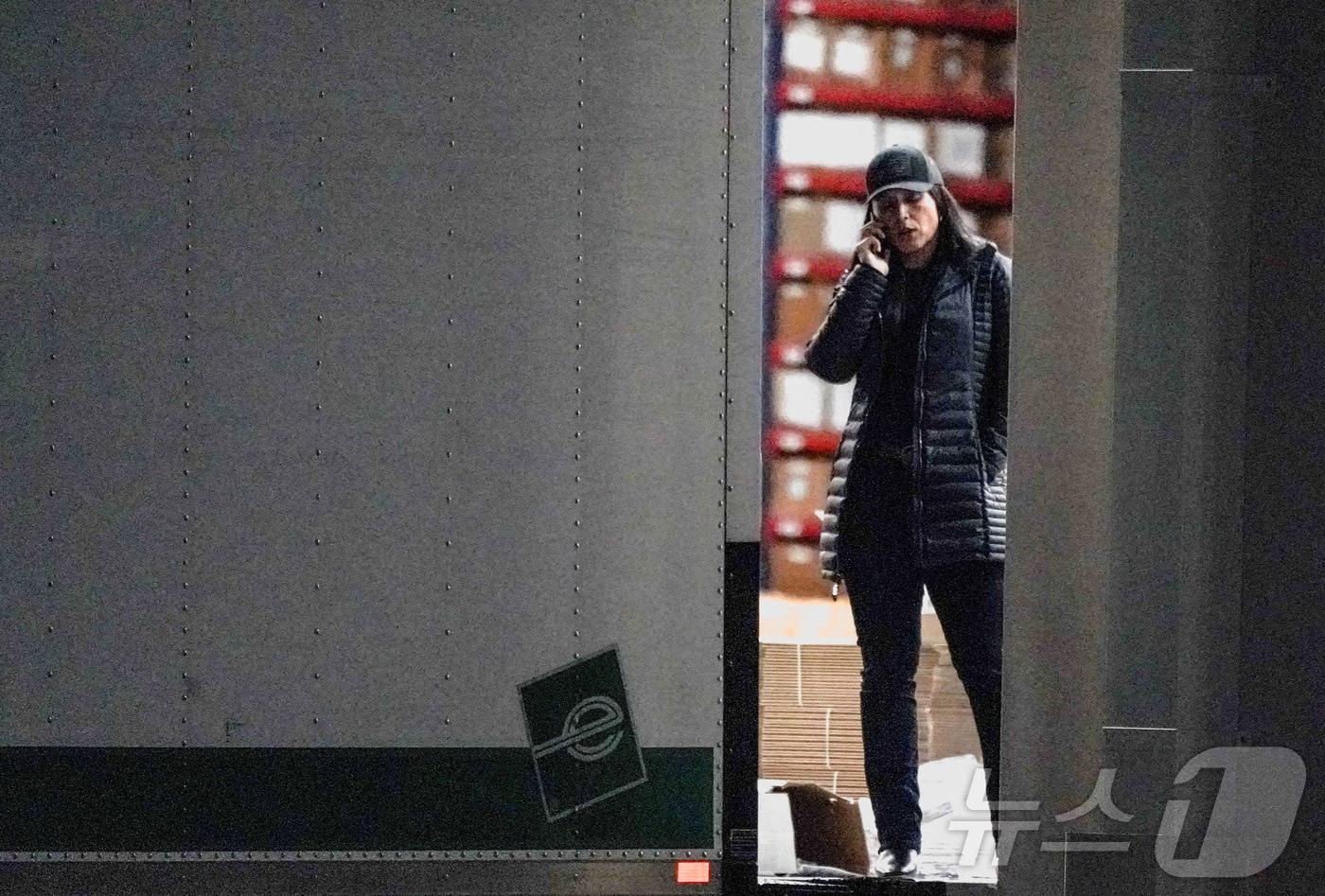 본문 이미지 - 28일(현지시간) 털시 개버드 미국 국가정보국(DNI) 국장이 조지아주 유니언 시티에서 누군가와 통화하고 있다. 이날 미국 연방수사국(FBI)은 유니언 시티 풀턴 카운티 선거관리본부 및 운영 센터에 대해 압수수색 영장을 집행하고 2020년 대선 투표용지 등을 압수했다. 2026.01.28 ⓒ 로이터=뉴스1 ⓒ News1 김지완 기자