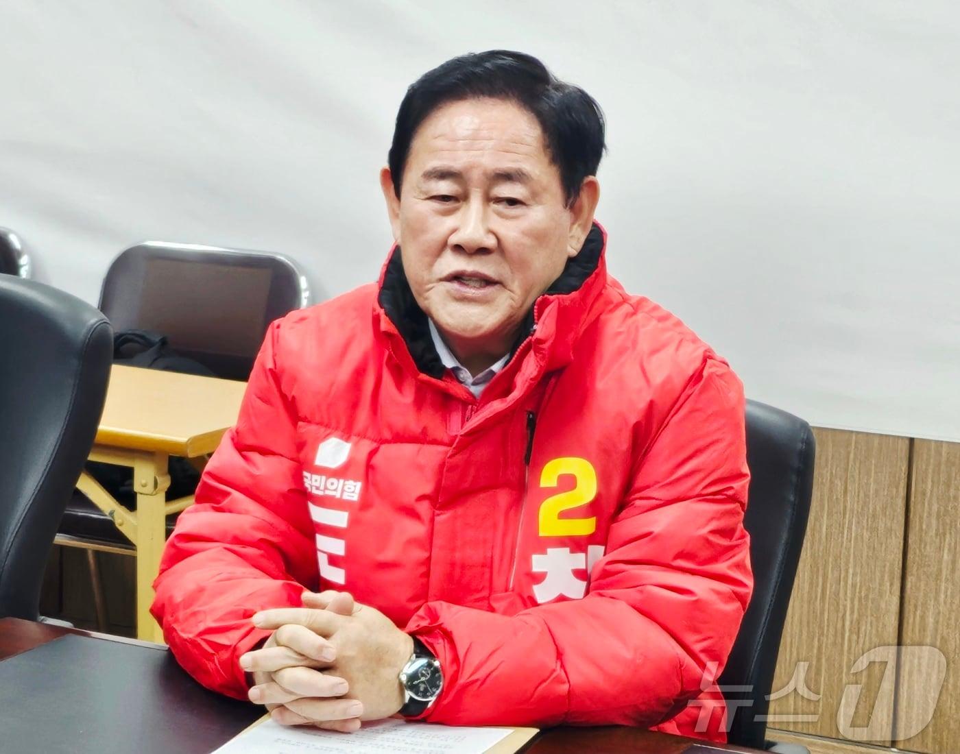 본문 이미지 - 6·3 지방선거 경북도지사에 출마한 최경환 예비후보(71)가 3일 대구 수성구 국민의힘 경북도당에서 기자간담회를 열고 행정통합과 관련된 입장을 밝히고 있다. 2026.2.3/뉴스1 ⓒ News1 남승렬 기자