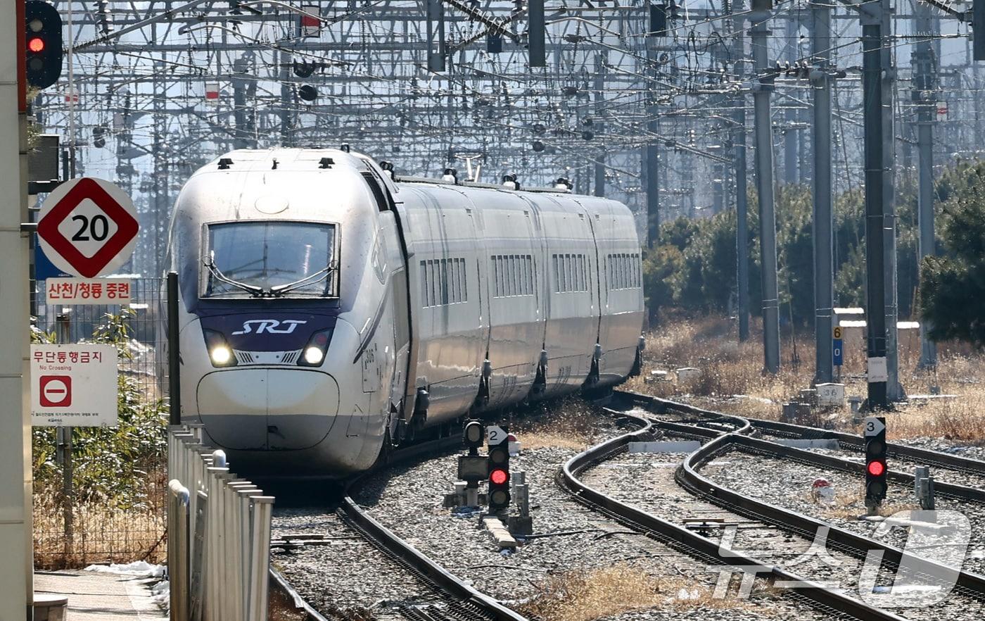 본문 이미지 - SRT열차가 3일 오후 서울역에 진입하고 있다. 이날 한국철도공사(코레일)와 에스알(SR)은 오는 25일 KTX가 수서역에서 출발하고, SRT는 서울역에서 출발하는 시범교차운행에 앞서 서울역과 오송역 간 시운전을 진행한다. 2026.2.3/뉴스1 ⓒ News1 최지환 기자