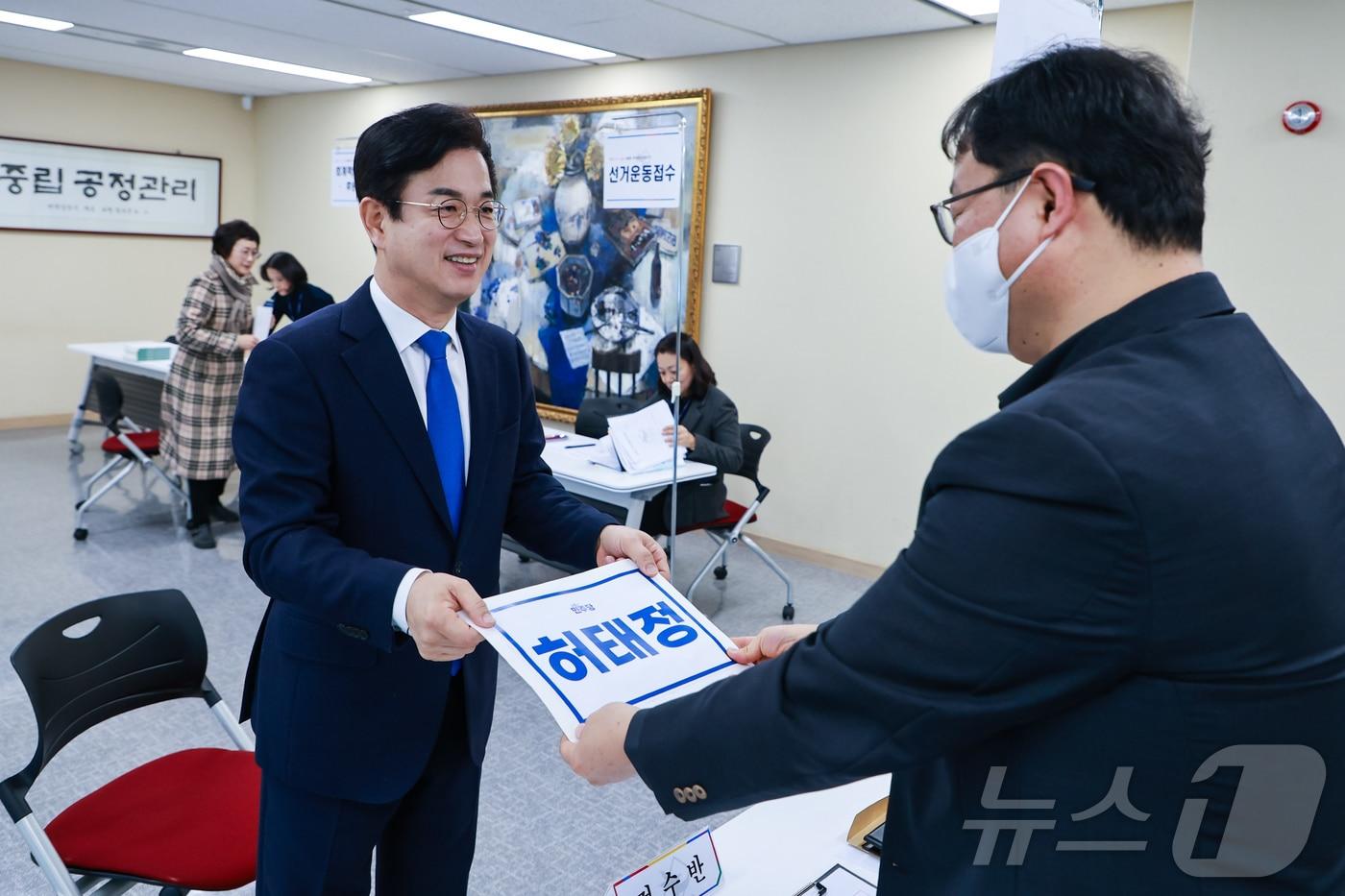 본문 이미지 - 허태정 전 대전시장이 지난달 3일 대전시선거관리위원회에서 대전광역시장 예비후보자 등록을 하고 있다.  (허태정 전 시장 제공. 재판매 및 DB금지) 2026.2.3 /뉴스1
