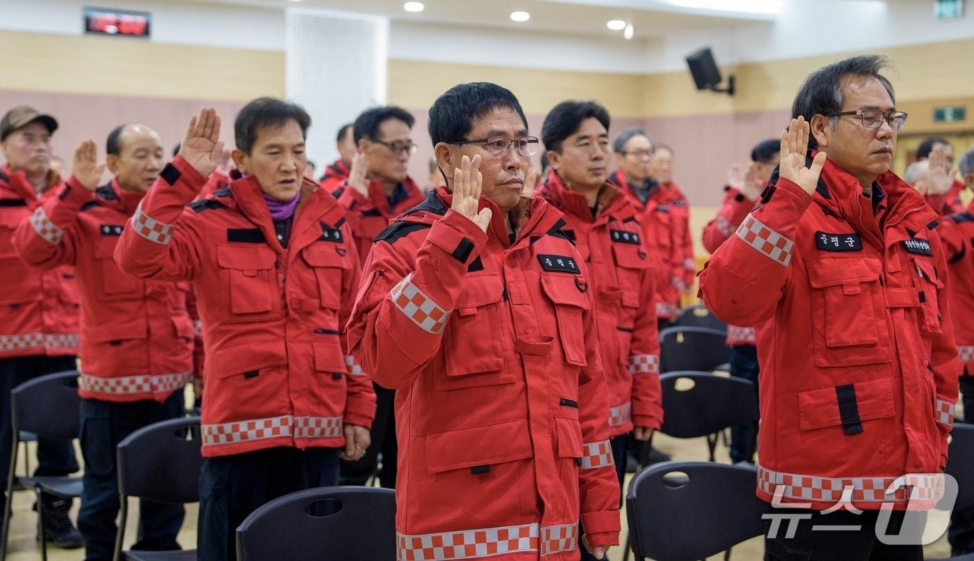 본문 이미지 - 충북 증평군은 3일 군청 대회의실에서 '2026년 산림재난대응단 발대식'을 열고 산림재난 예방과 신속 대응을 위한 결의를 다졌다.(증평군 제공, 재판매 및 DB금지)/뉴스1