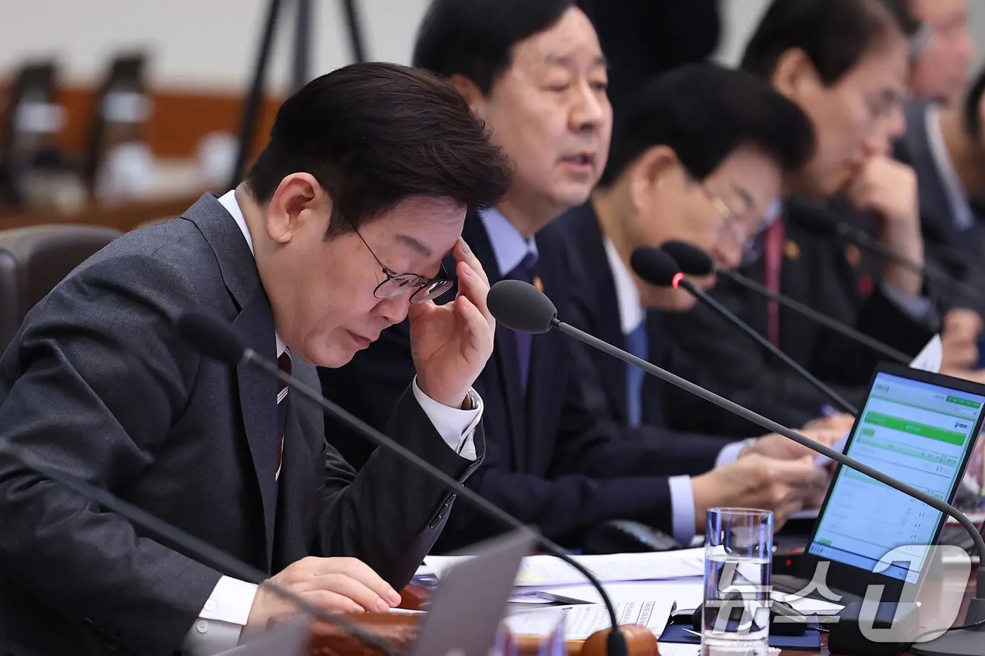 본문 이미지 - 이재명 대통령이 3일 청와대에서 열린 국무회의에서 자료를 살펴보고 있다. (청와대통신사진기자단) 2026.2.3/뉴스1 ⓒ News1 이재명 기자