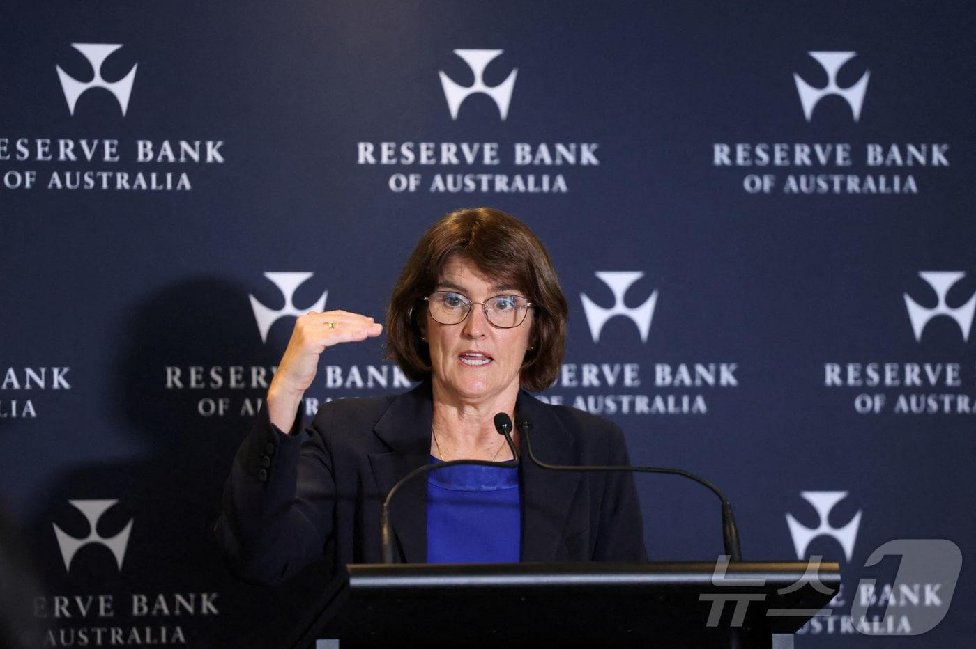 본문 이미지 - 호주 중앙은행 총재 미셸 불록이 2025년 4월 1일 시드니에서 열린 통화정책 결정 기자회견에서 발언하는 모습.2025.04.01.<자료사진>ⓒ 로이터=뉴스1