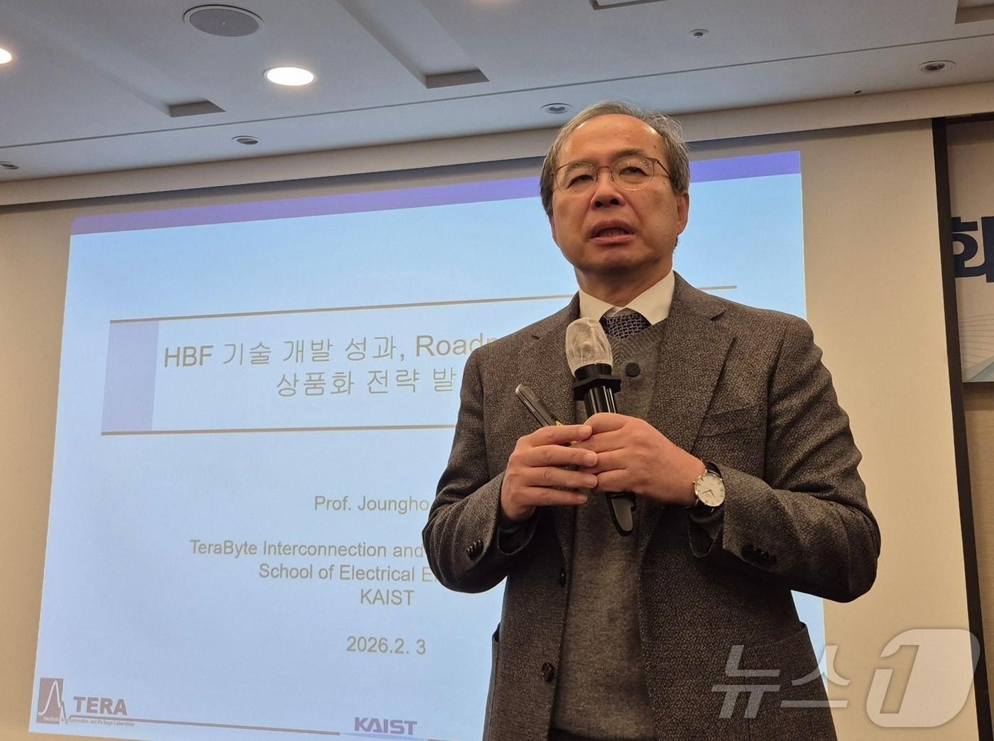 본문 이미지 - 국내 인공지능(AI) 반도체 분야 석학인 김정호 한국과학기술원(KAIST) 교수가 3일 서울 중구 프레스센터에서 열린 'HBF 기술 개발 성과 및 로드맵, 그리고 상품화 전략 발표회'에서 연설하고 있다. 2026.2.3/뉴스1 최동현 기자 ⓒ News1 최동현 기자