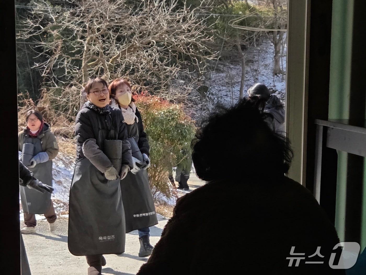 본문 이미지 - 3일 오전 11시께 전주연탄은행 봉사자들이 염막례 씨의 집에 연탄을 나르고 있다.2026.2.3/뉴스1 문채연 기자