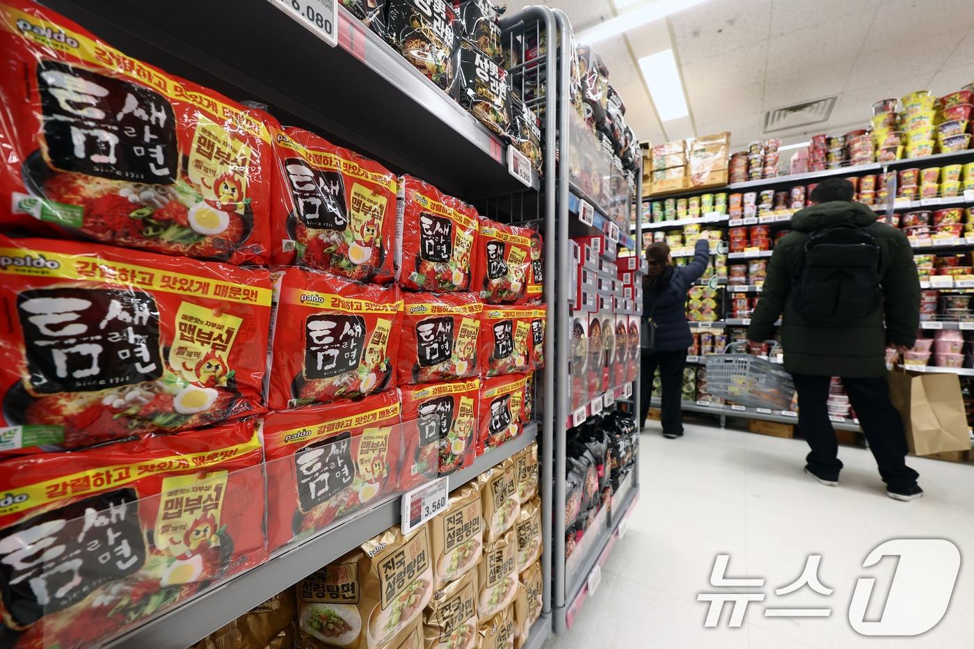 본문 이미지 -  서울 시내 마트에 진열된 라면. 2026.2.3 / ⓒ 뉴스1 김민지 기자