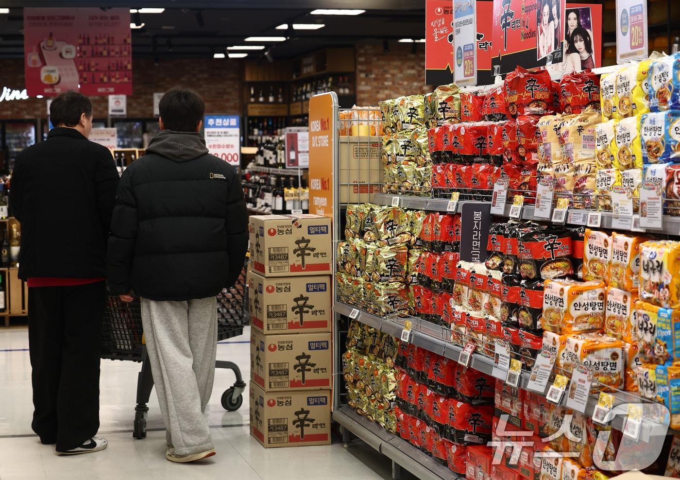 본문 이미지 - 서울 시내 마트에 진열된 라면. 2026.2.3 ⓒ 뉴스1 김민지 기자