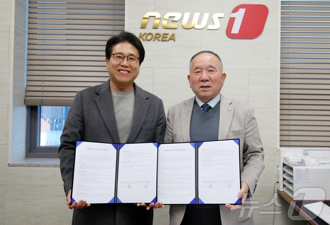 본문 이미지 - 김상풍 뉴스1 광주전남본부 대표(오른쪽)와 임영철 이케이홀딩스 대표가 3일 신재생에너지 관련 공동사업 추진을 위한 업무협약을 체결했다. 2026.2.3/뉴스1