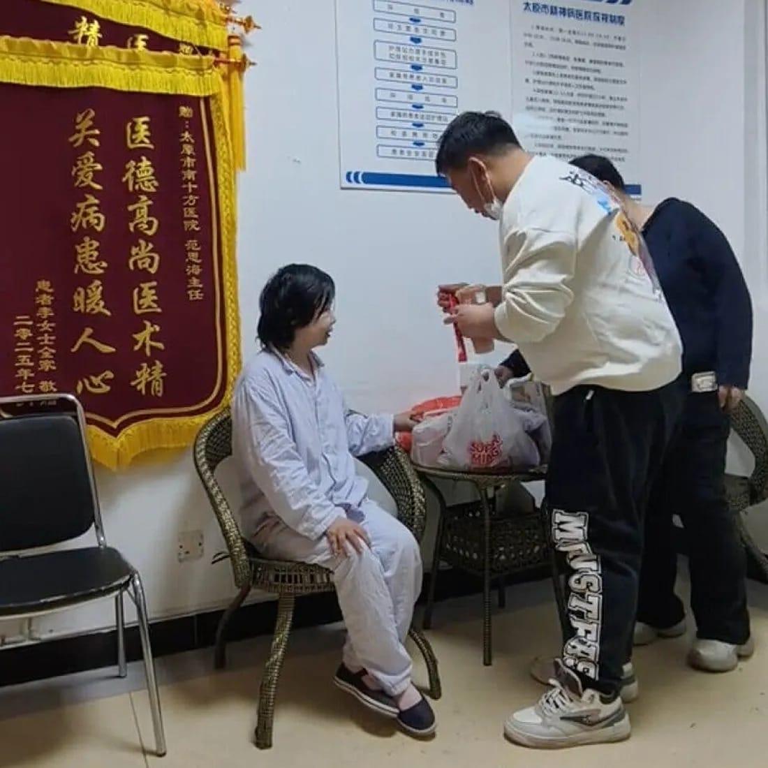 본문 이미지 - 13년 전 실종된 이후 중국 산시성 허순현의 한 농촌에서 발견된 부 씨. (더우인 갈무리)