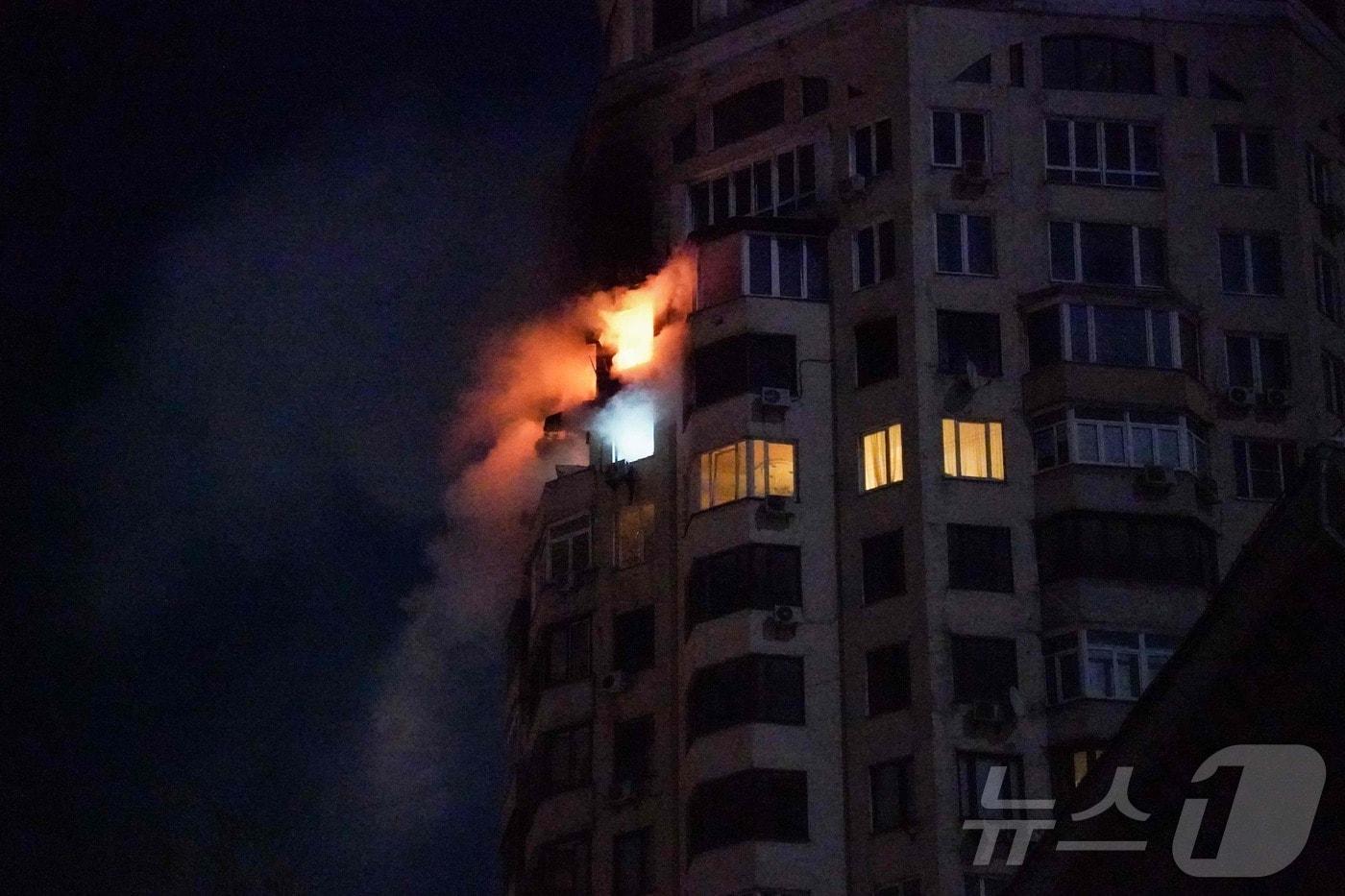 본문 이미지 - 3일(현지시간) 오전 우크라이나 키이우에서 러시아 공습으로 아파트 건물에서 불길이 치솟고 있다. 2026.02.03. ⓒ AFP=뉴스1 ⓒ News1 이정환 기자