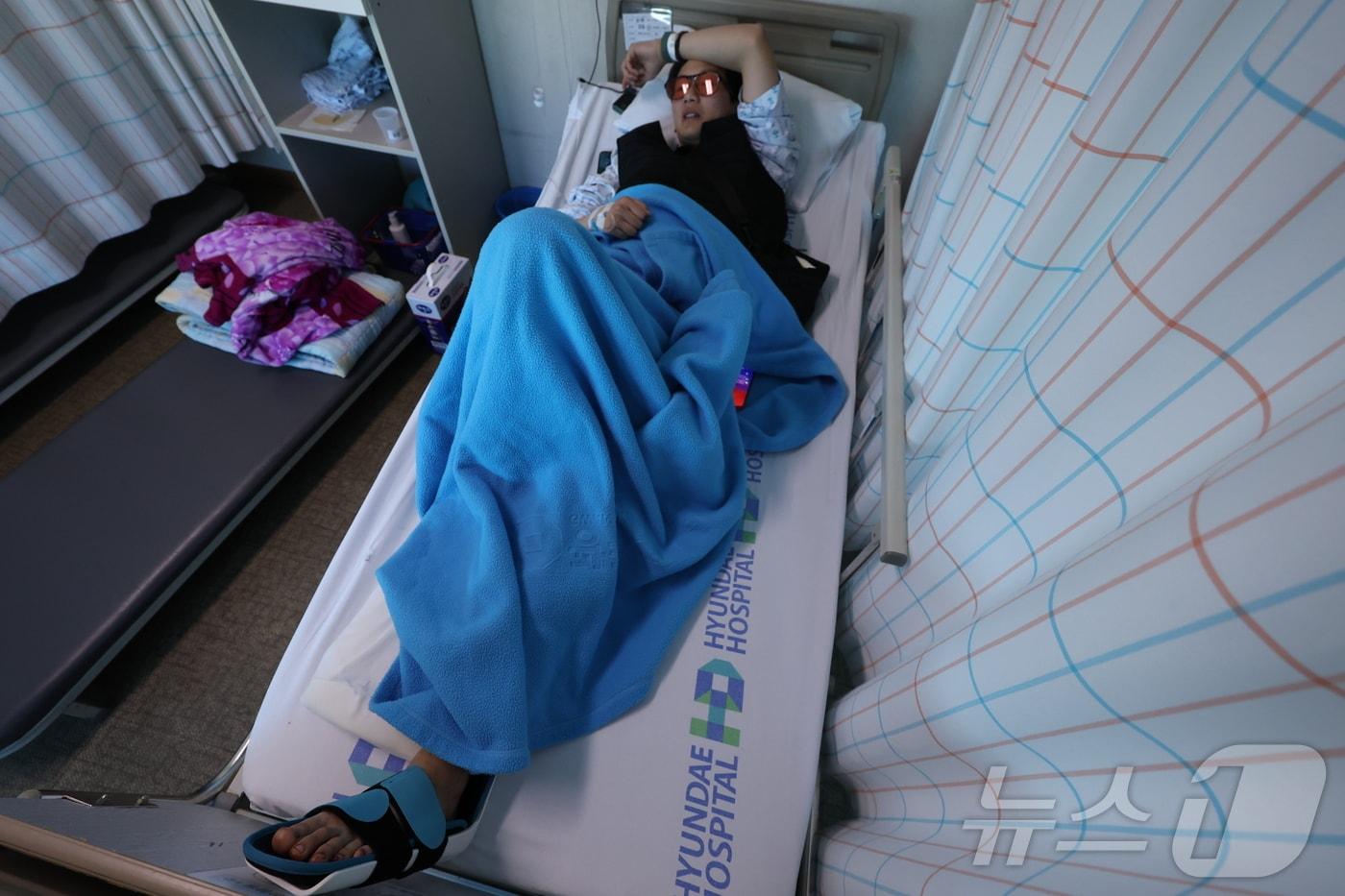 본문 이미지 - 2일 광주 서구 한 상가에서 강도를 쫓다 흉기에 찔린 김세웅 씨(28)가 북구의 한 병원에서 치료를 받고 있다. 김 씨는 위험을 무릅쓰고 피해 여성을 구조하려다 왼쪽 허벅지에 중상을 입었다. 2026.2.3/뉴스1 ⓒ News1 박지현 기자