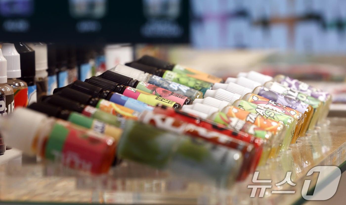 본문 이미지 - 3일 서울의 한 전자담배 매장에 전자담배가 진열되어 있다. 오늘 4월 24일부터 액상 전자담배를 비롯한 모든 니코틴 기반 제품은 담배 자동판매기, 광고, 건강경고, 가향물질 표시 금지 등 의무를 지켜야 하며 금연구역에서는 모든 담배제품을 사용할 수 없게 된다. 2026.2.3 ⓒ 뉴스1 최지환 기자