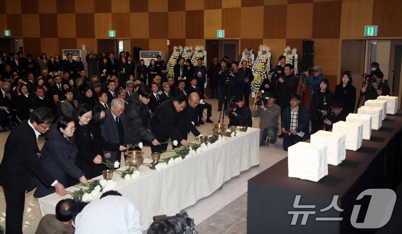 본문 이미지 - 3일 오후 제주4･3평화공원 내 평화교육센터에서 열린 '4·3희생자 발굴유해 신원확인 결과 보고회'에 참석한 유족들이 유골함 앞에서 헌화하고 있다. 2026.2.3 ⓒ 뉴스1 고동명 기자