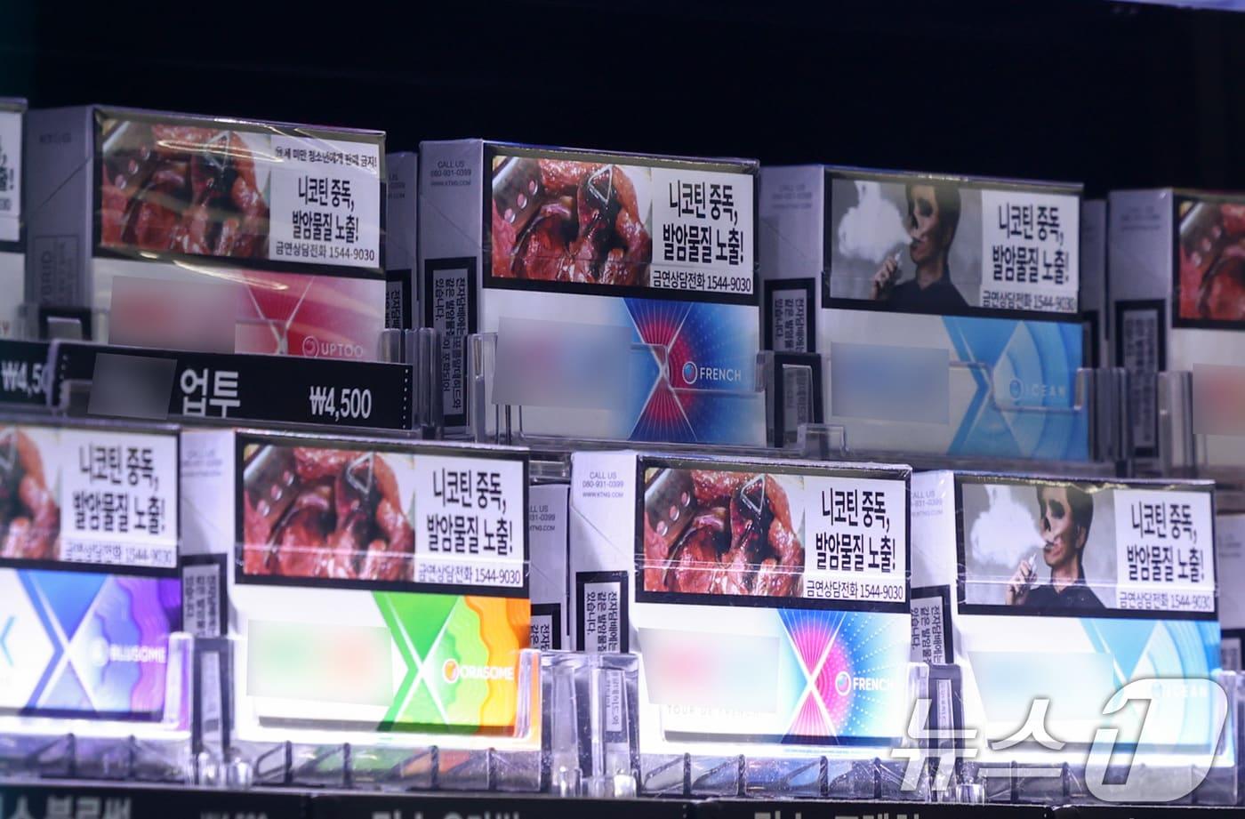 본문 이미지 - 3일 서울의 한 편의점에 전자담배가 진열되어 있다.  ⓒ 뉴스1 최지환 기자