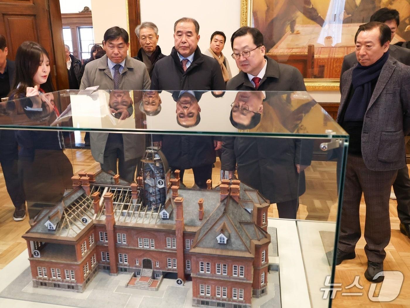 본문 이미지 - 이장우 대전시장이 3일 일본 홋카이도청 구 본청사를 찾아 시설을 둘러보고 있다. (시 제공) / 뉴스1