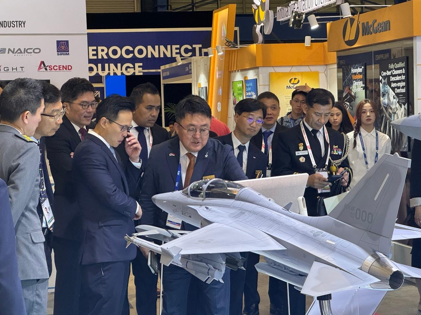 본문 이미지 - 조우래 KAI 수출마케팅 본부장이 싱가폴 Desmond Choo 국방부 국무장관에게 KAI 제품을 소개하고 있다. (KAI 제공)