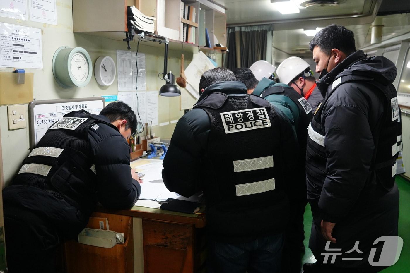 본문 이미지 - 승선 정원 초과한 화물선 단속하는 목포해경. (목포해경 제공. 재판매 및 DB 금지)